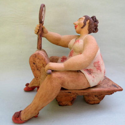 Señora con espejo escultura cerámica