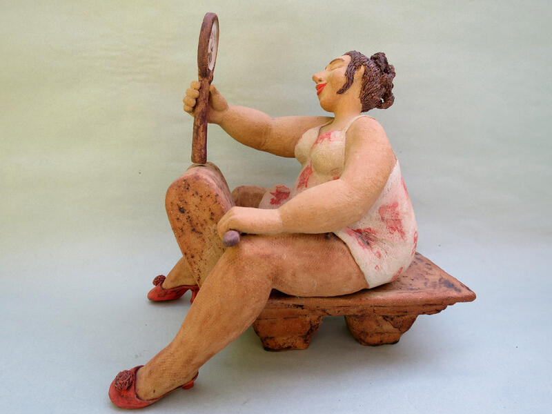 Señora con espejo escultura cerámica